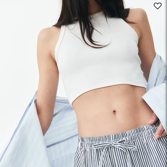 H&M Classic Cropped Black Ribbed Tee. Size Extra Small. 1 Black and 1 White - Picture 3 of 11